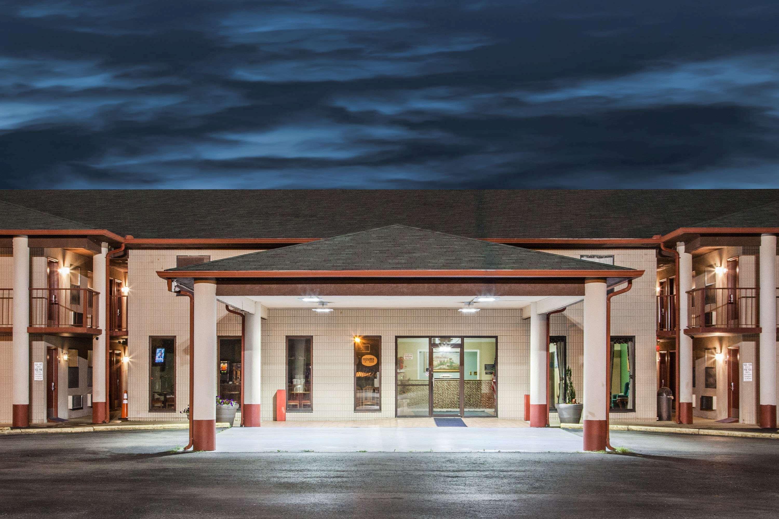 Super 8 By Wyndham Malvern Exterior photo